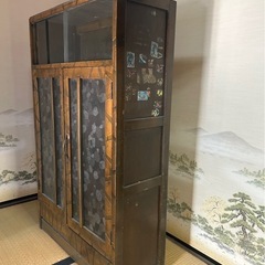 昭和レトロな紋様ガラスのキャビネット、本棚の画像