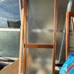 レトロなガラス扉3枚の画像