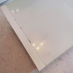 ホワイト！ガラスローテーブルの画像