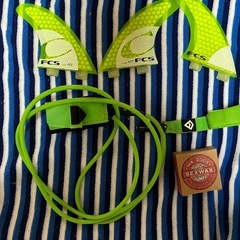 FCSサーフボードとスーツの画像