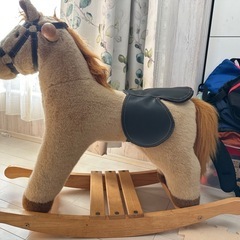 倒れないで、前後に揺れるおもちゃの木馬。 赤ちゃんが特に気に入っています。の画像