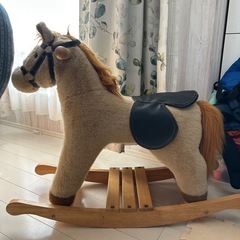 倒れないで、前後に揺れるおもちゃの木馬。 赤ちゃんが特に気に入っています。の画像