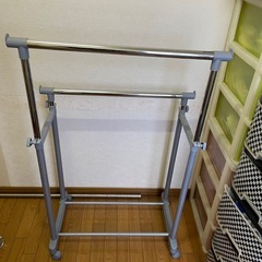 ②ハンガーラックの画像