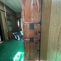 とても古いタンス錠前付きの画像