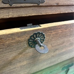 とても古いタンス錠前付きの画像