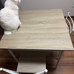 ダイニングテーブルの画像