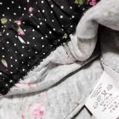 【他所で完売】新品タグ付き✨ 黒地にバラの小花柄🌹 長袖長ズボン パジャマセット〈Lサイズ〉の画像