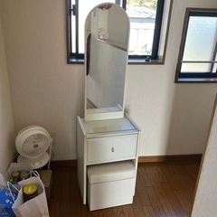 ドレッサー　化粧台　椅子あり　椅子収納　の画像