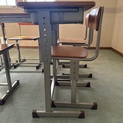 学習机と椅子(1つずつで1セット)の画像