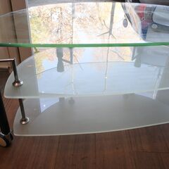 【大幅値引き】ガラス3段式　おしゃれな半円形ガラステレビ台　引き取り限定・メーカー不明　購入時不明　結構高価な商品です　最上段　正面９５．５ｃｍ（最大幅）　５０．３ｃｍ奥行 　　　　　の画像