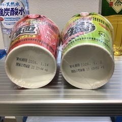 ペット飲料１本にカップ麺1個付きのセットです｡の画像