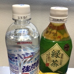 ペット飲料１本にカップ麺1個付きのセットです｡の画像