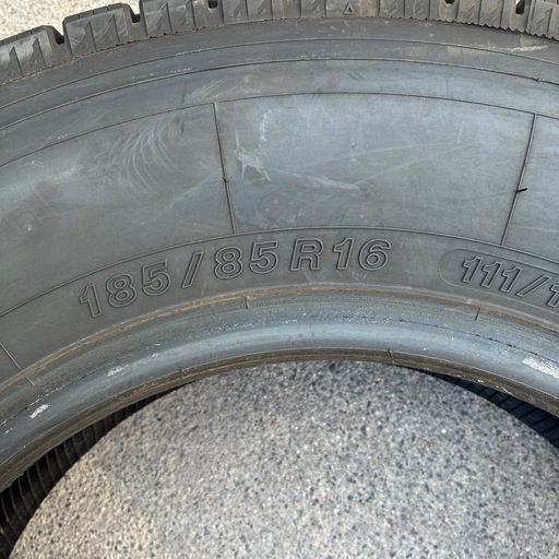 185/85R16のヨコハマ製スタッドレスタイヤ、トラック用
