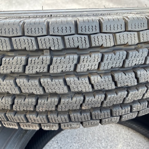 185/85R16のヨコハマ製スタッドレスタイヤ、トラック用
