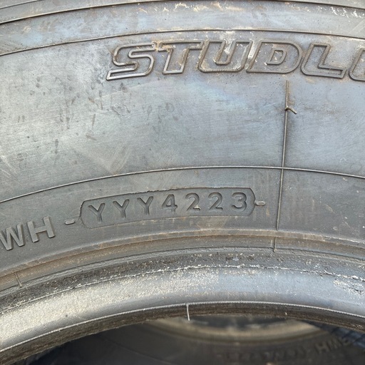 185/85R16のヨコハマ製スタッドレスタイヤ、トラック用
