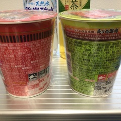 ペット飲料１本にカップ麺1個付きのセットです｡の画像
