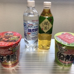 ペット飲料１本にカップ麺1個付きのセットです｡の画像