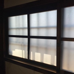 古い家の昔のレトロなガラス窓の画像