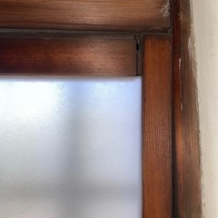 古い家の昔のレトロなガラス窓の画像