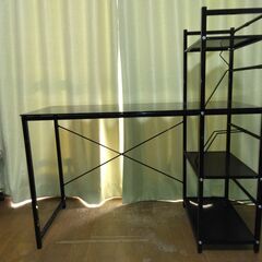 天板がガラスのPC机（棚付き）の画像