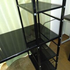 天板がガラスのPC机（棚付き）の画像