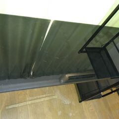 天板がガラスのPC机（棚付き）の画像