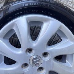 アルミホイル付きのスタッドレスタイヤ４本の画像