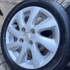 アルミホイル付きのスタッドレスタイヤ４本の画像