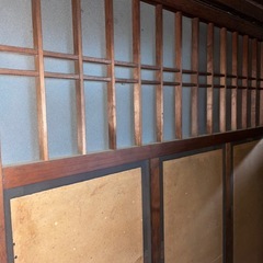 古い家の昔のガラス戸、ガラス窓の画像