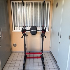 家族全員に最適な多機能フィットネスマシン、最大耐荷重180kg、高さ調整可能。アームレストクッション、バッククッション付き、ホームユース向け, 背中の強化,ホームジム機器,コンパクトデザイン,多機能トレーナー,懸垂バー,バーベルクランプ,初心者から上級者まで,筋力トレーナーの画像