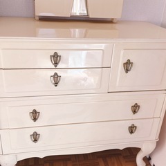 クリーム色 オフホワイト ドレッサー 三面鏡 レトロ 鏡の画像