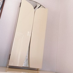 クリーム色 オフホワイト ドレッサー 三面鏡 レトロ 鏡の画像