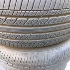 クラウンロイヤルサルーンラジアルタイヤ205/65R15、ホイール共、雪道用スーパータフネットタイヤ装着の画像