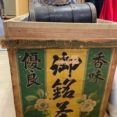 古い茶箱の画像