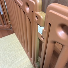 ドア付きベビーサークル 8枚　場合により無料配送可
の画像