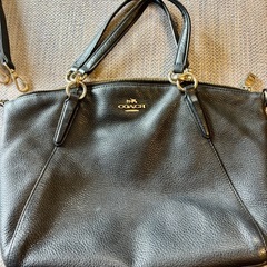 COACH（コーチ）レザーバッグ ブラック ショルダーストラップ付き
の画像