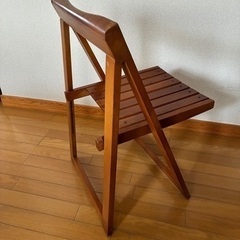 折りたたみ椅子の画像