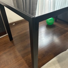 ガラスダイニングテーブルの画像