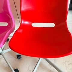 IKEA チェア　2つセット　赤とピンクの画像