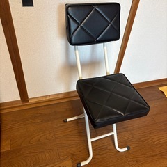 折りたたみ椅子の画像