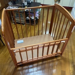 　木製ベビーベッドの画像