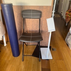 折り畳み椅子2つ、折り畳み机2つ、有孔ボード2枚、ヨガボール、ヨガマット、の画像