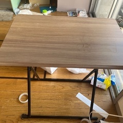 折り畳み椅子2つ、折り畳み机2つ、有孔ボード2枚、ヨガボール、ヨガマット、の画像