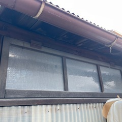 古い家の昔のガラス戸、ガラス窓の画像