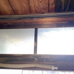 古い家の昔のガラス戸、ガラス窓の画像