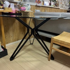 ガラスダイニングテーブルの画像