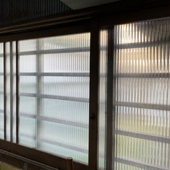 古い家の昔のガラス窓の画像