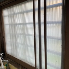 古い家の昔のガラス窓の画像