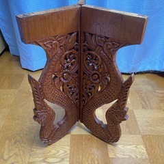 木彫の丸テーブルの画像