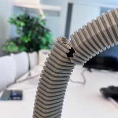 オーム電機製のインバーター式デスクライト「型番:DL-2714」の画像